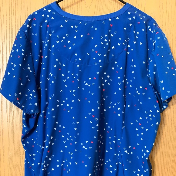 2XL scrub tops. VGUC - Picture 2 of 3